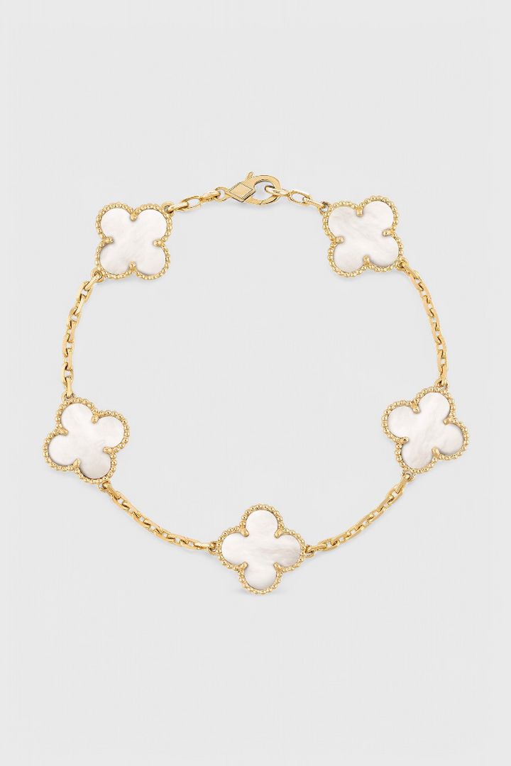 Přítomnost s Trojúhelníkem a Elegancí Zlatého Povlaku