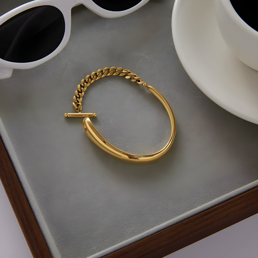 Asymetrický zlatý náramek