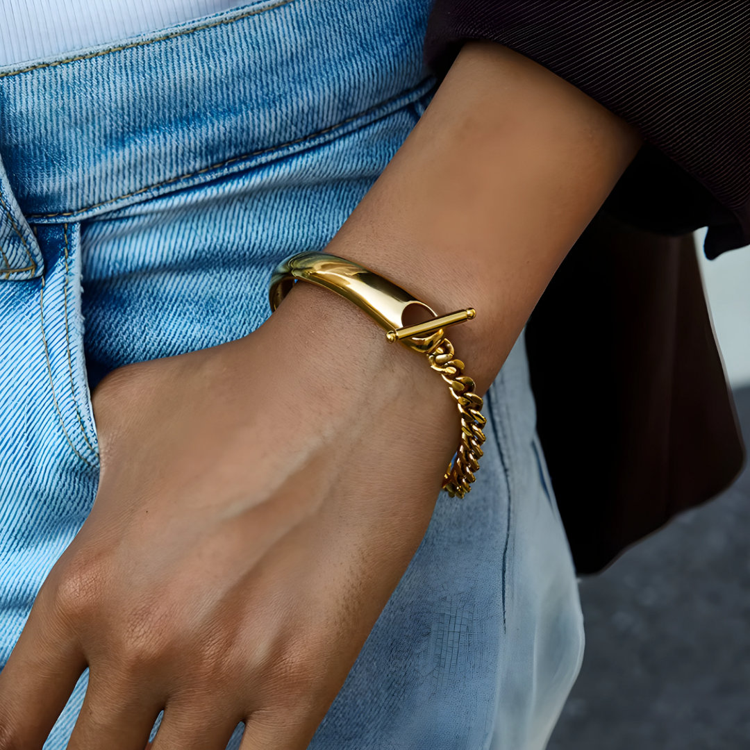 Asymetrický zlatý náramek