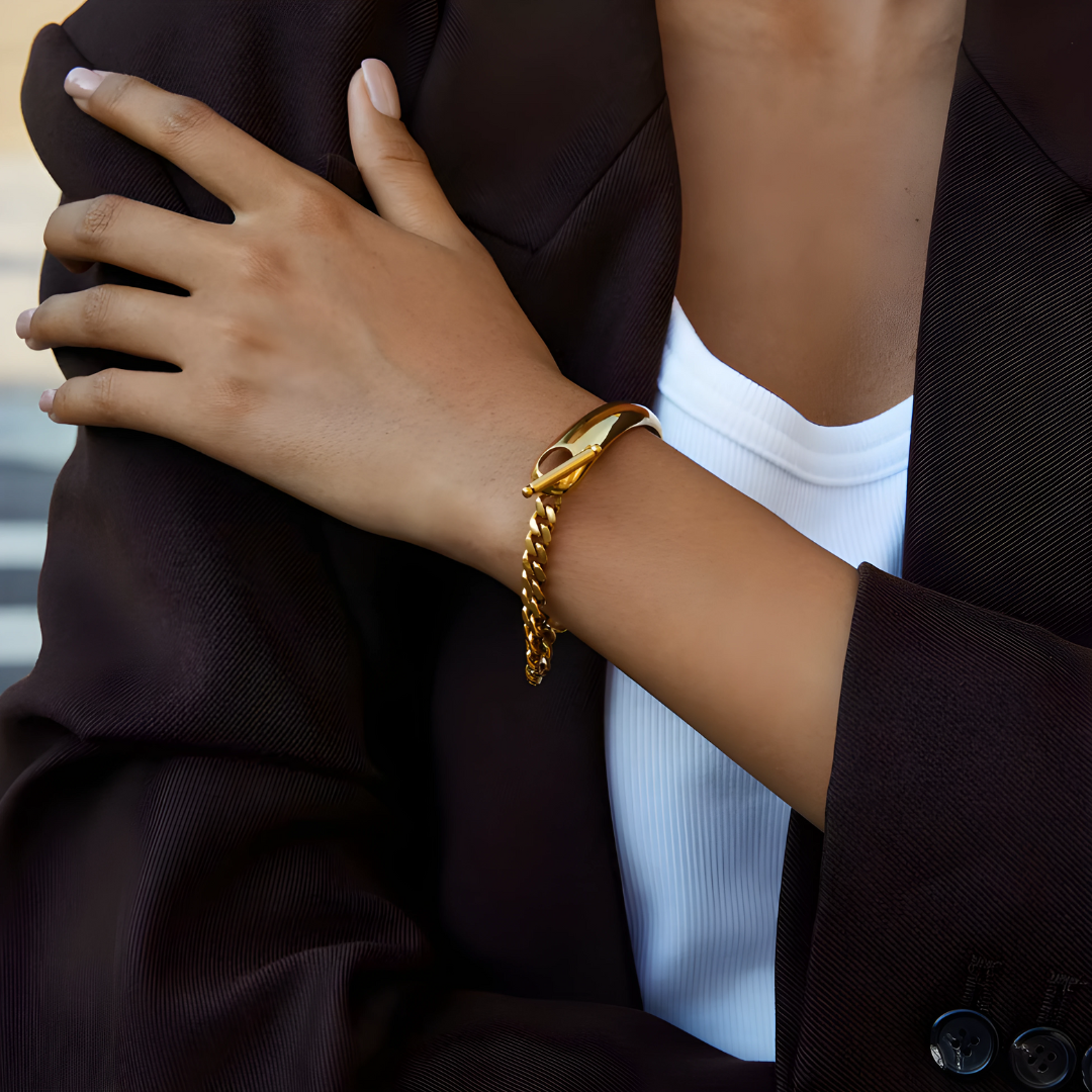 Asymetrický zlatý náramek