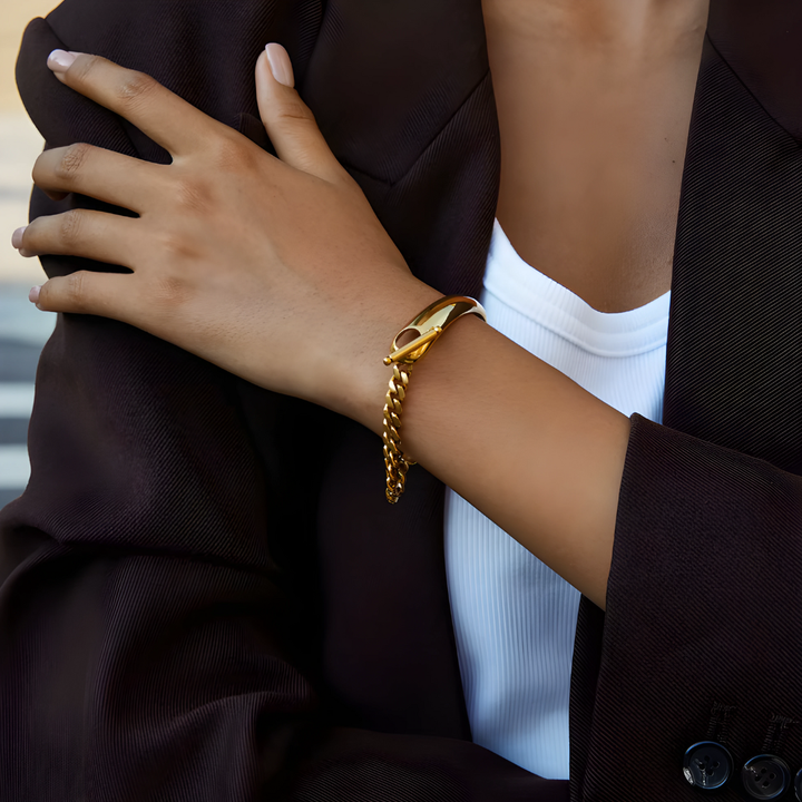 Asymetrický zlatý náramek