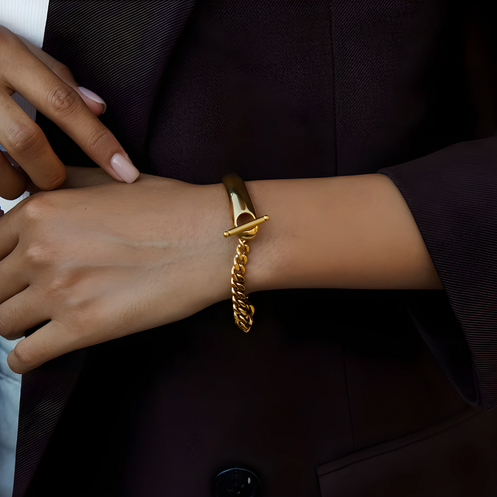 Asymetrický zlatý náramek