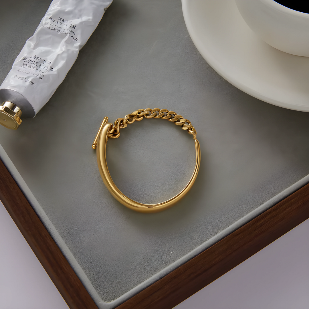 Asymetrický zlatý náramek