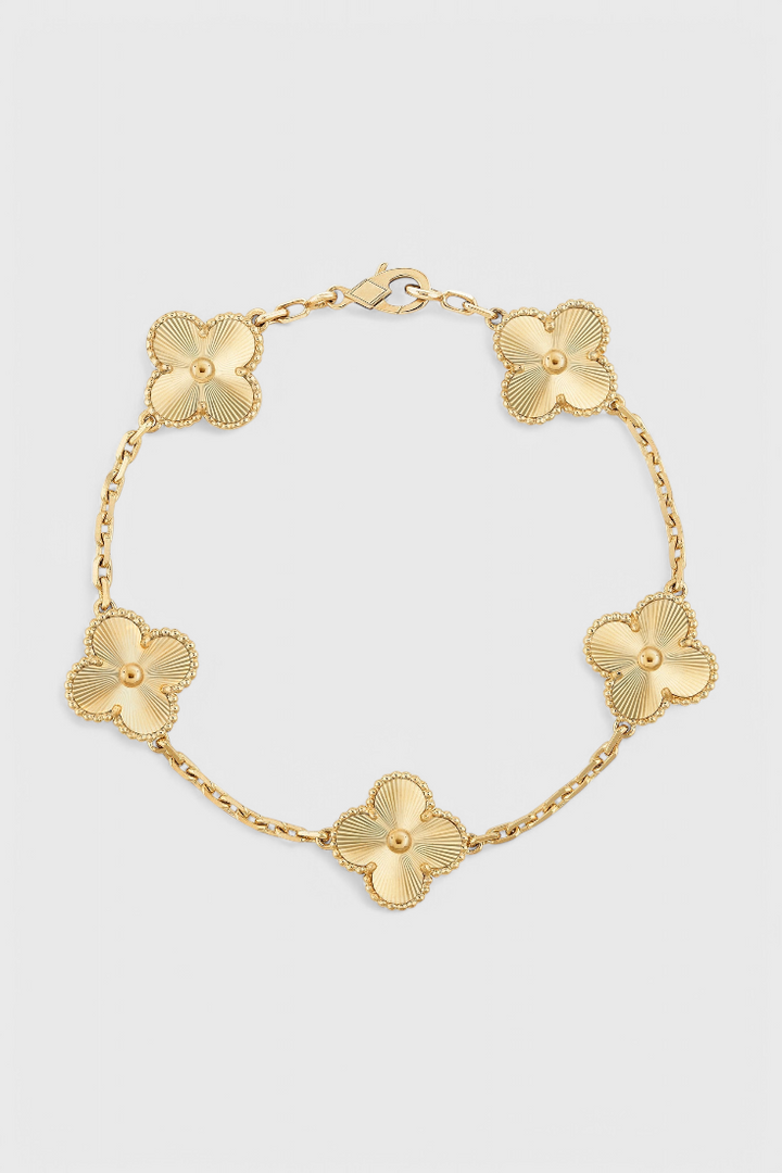 Přítomnost s Trojúhelníkem a Elegancí Zlatého Povlaku