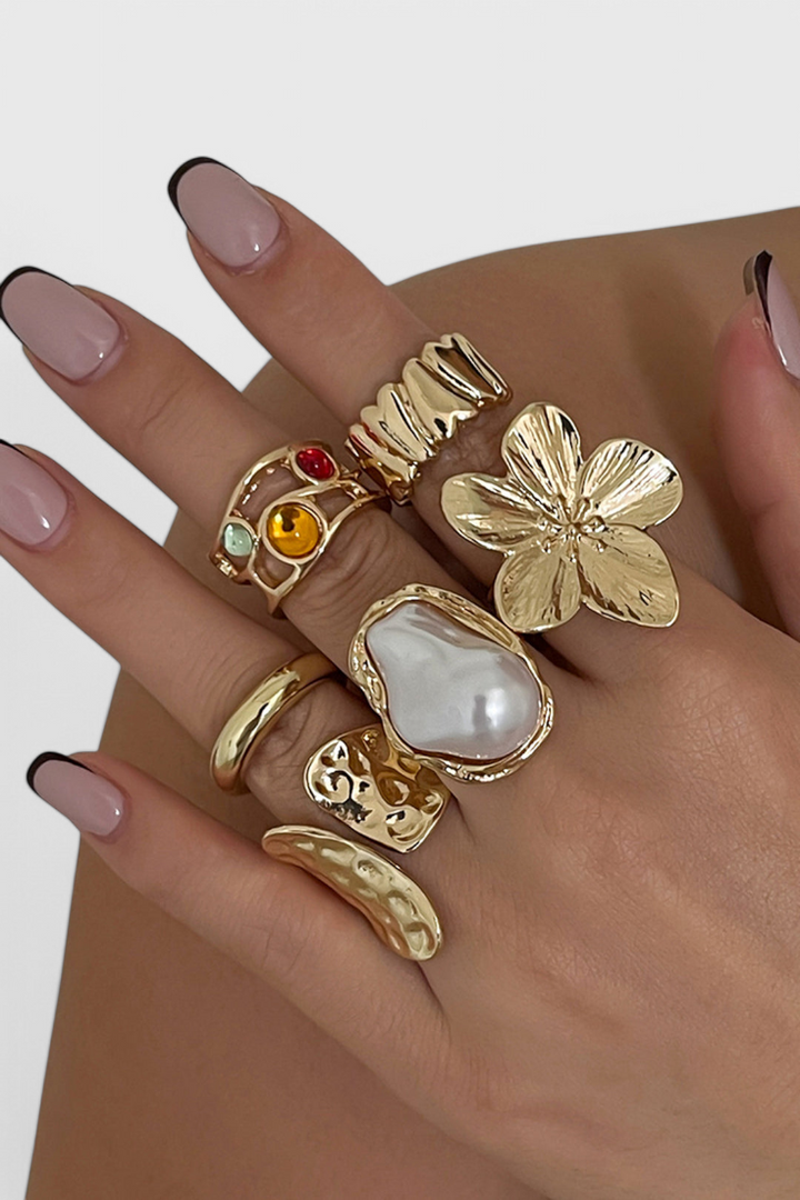 Otevřený prsten ve tvaru květu s perlovým efektem