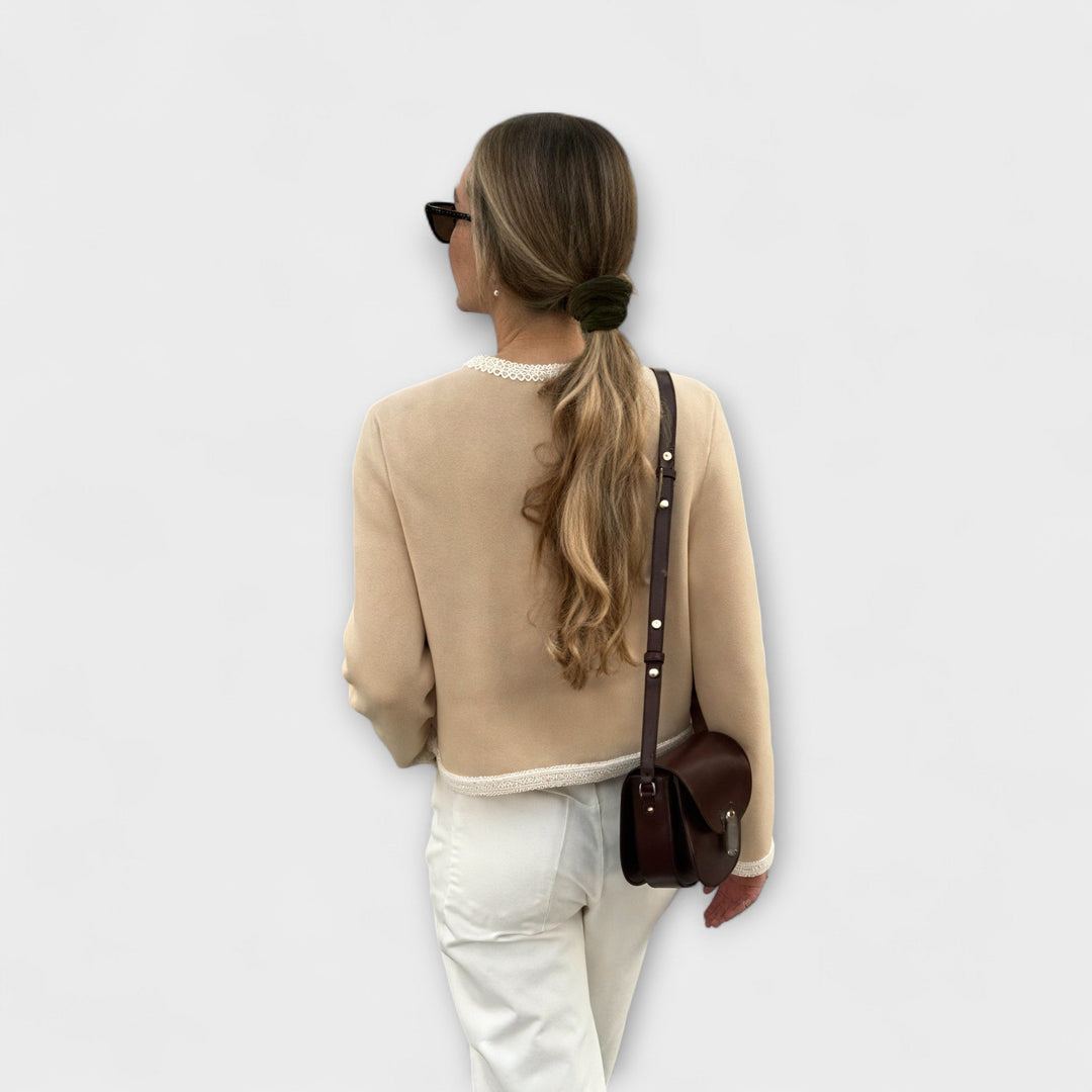 Klasický svetr s dekorativními kapsami