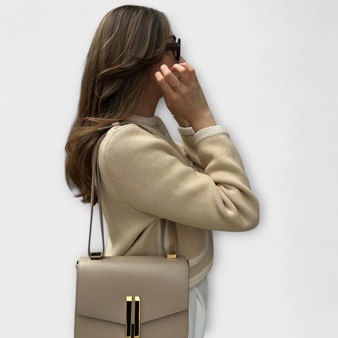 Klasický svetr s dekorativními kapsami