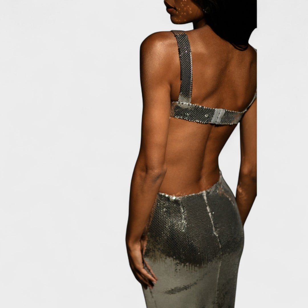 Třpytivá stříbrná večerní šaty