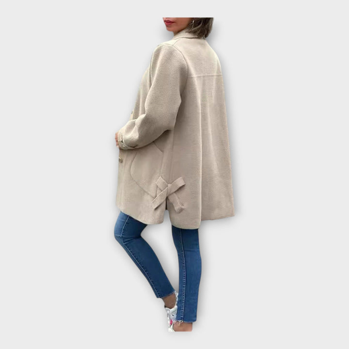 Elegantní kabát s klasickým střihem a knoflíky