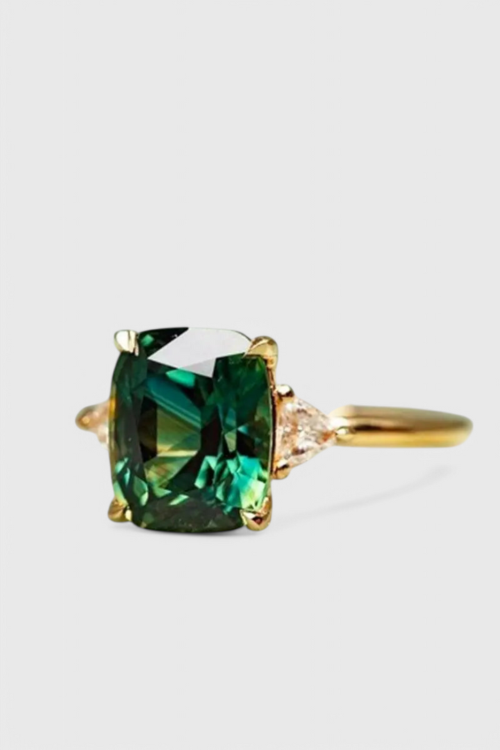 Elegantní Čtvercový Smaragdový Prsten se Zlatou Úpravou