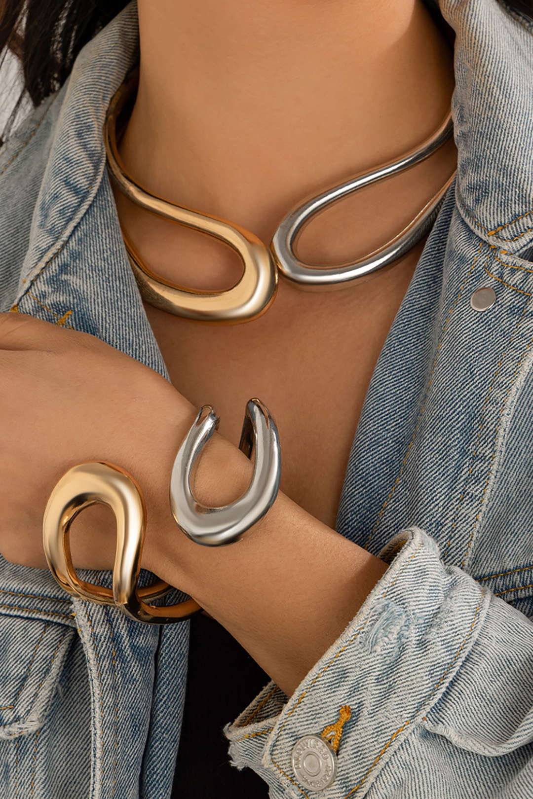 Asymetrická Otočená Náramková Spona