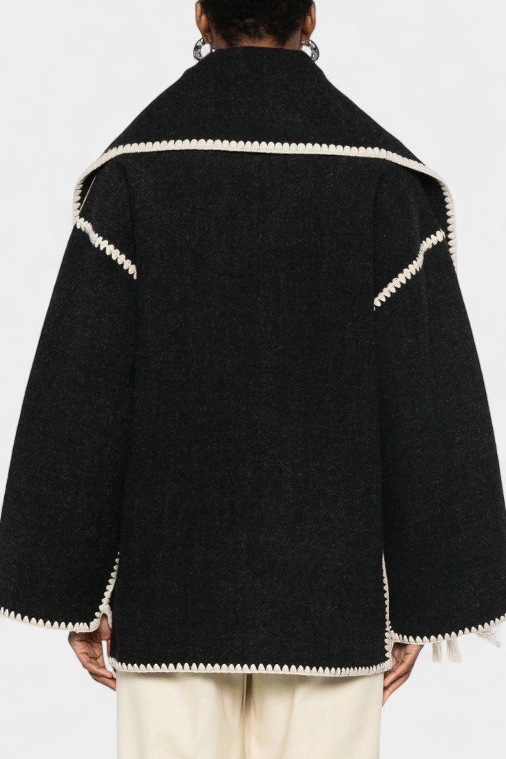 Sofia | Volný střih kabátu s integrovaným šálkem a třásněmi