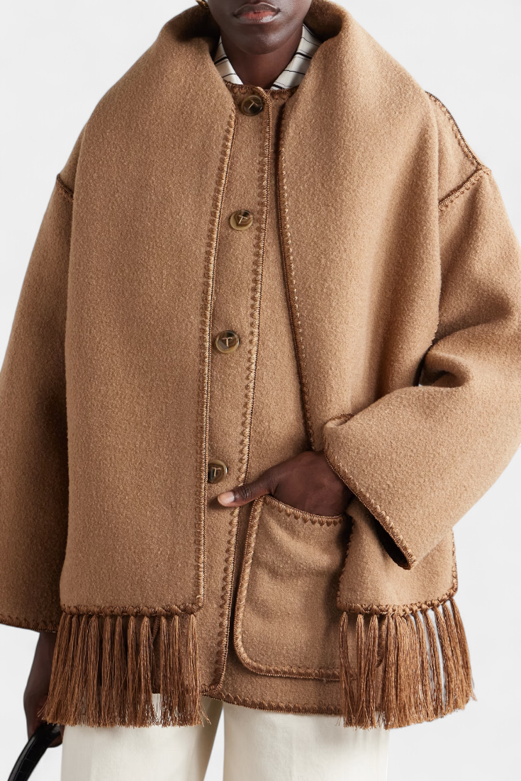 Sofia | Volný střih kabátu s integrovaným šálkem a třásněmi