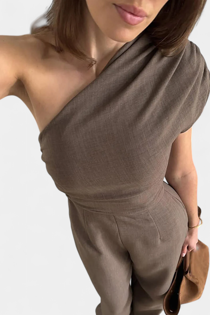 Magnólie | Elegantní kombinéza, která odhaluje jedno rameno a má kostkovaný vzor