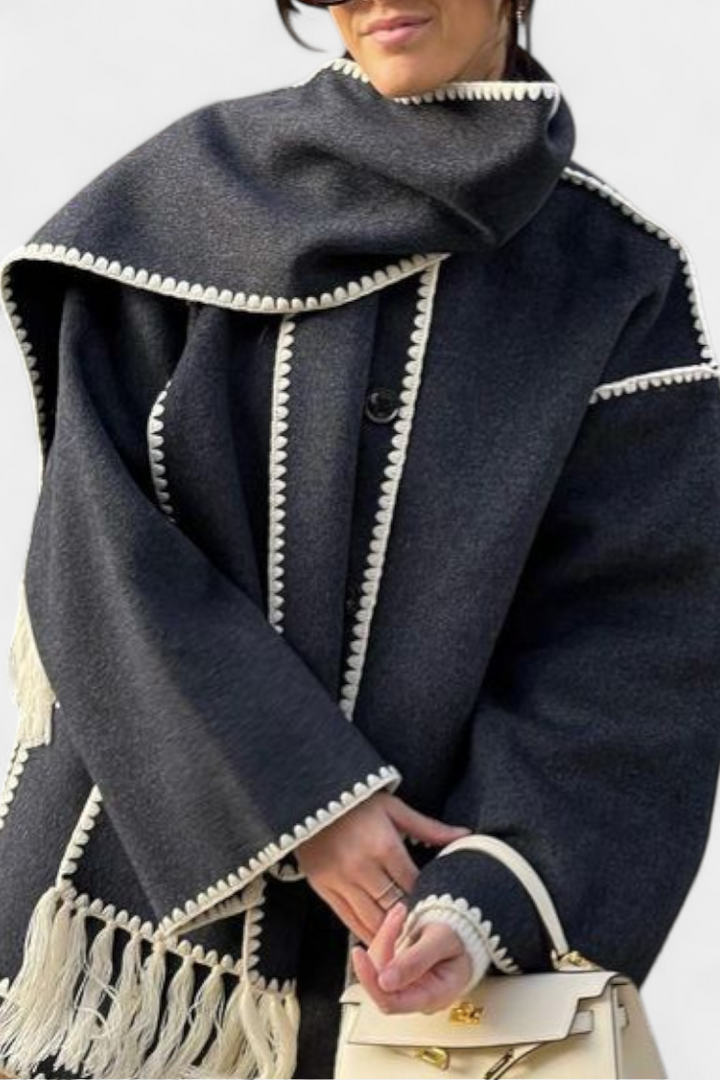 Sofia | Volný střih kabátu s integrovaným šálkem a třásněmi