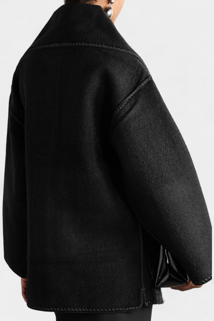 Sofia | Volný střih kabátu s integrovaným šálkem a třásněmi