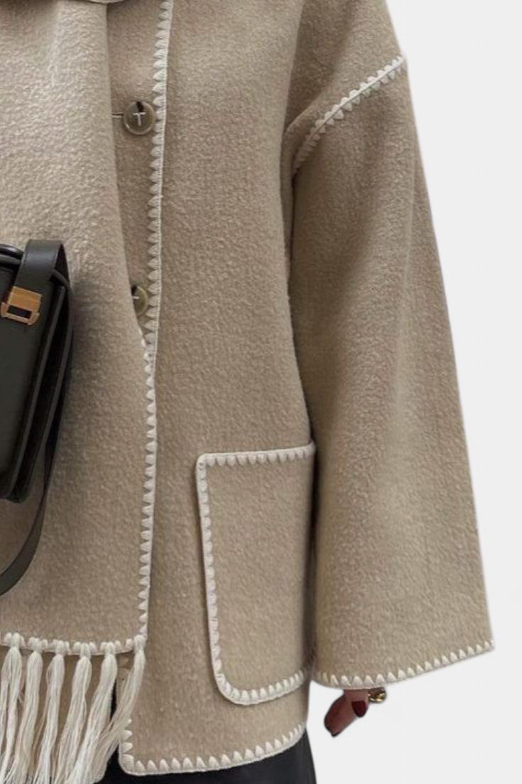 Sofia | Volný střih kabátu s integrovaným šálkem a třásněmi