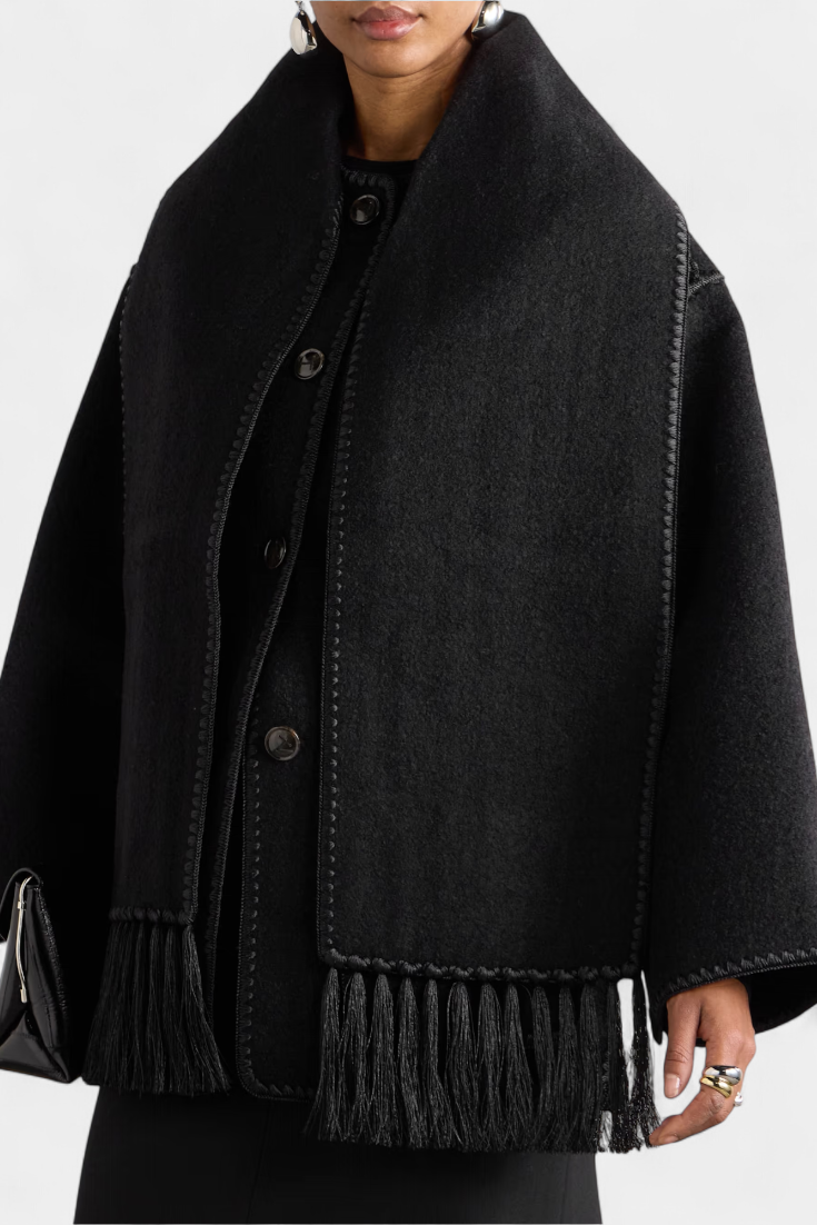 Sofia | Volný střih kabátu s integrovaným šálkem a třásněmi