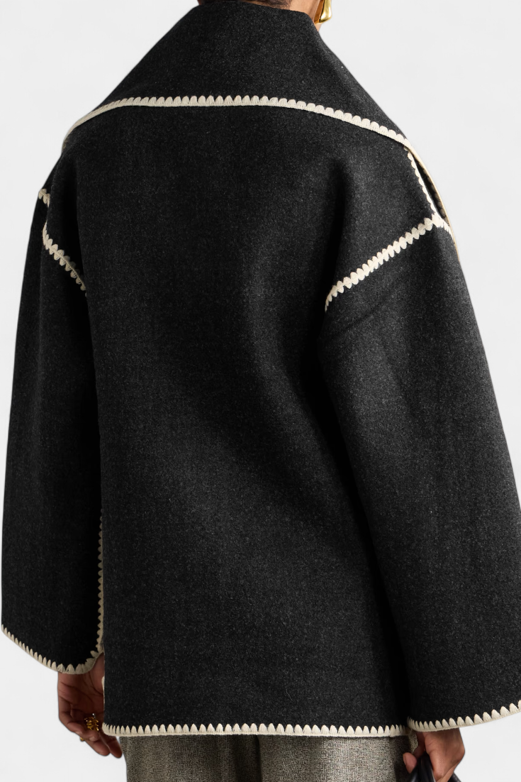 Sofia | Volný střih kabátu s integrovaným šálkem a třásněmi