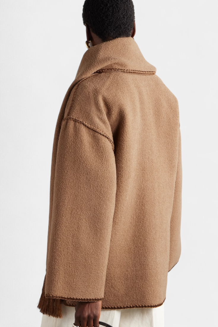 Sofia | Volný střih kabátu s integrovaným šálkem a třásněmi