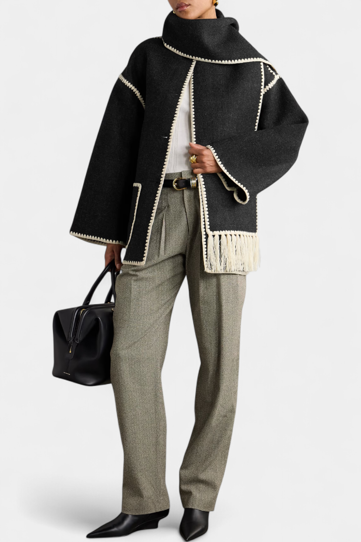 Sofia | Volný střih kabátu s integrovaným šálkem a třásněmi