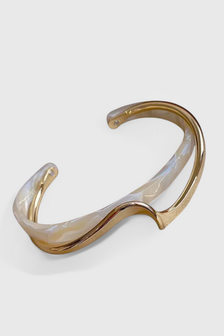 Elegantní Bílý Opálový Náramek se Zlatou Úpravou